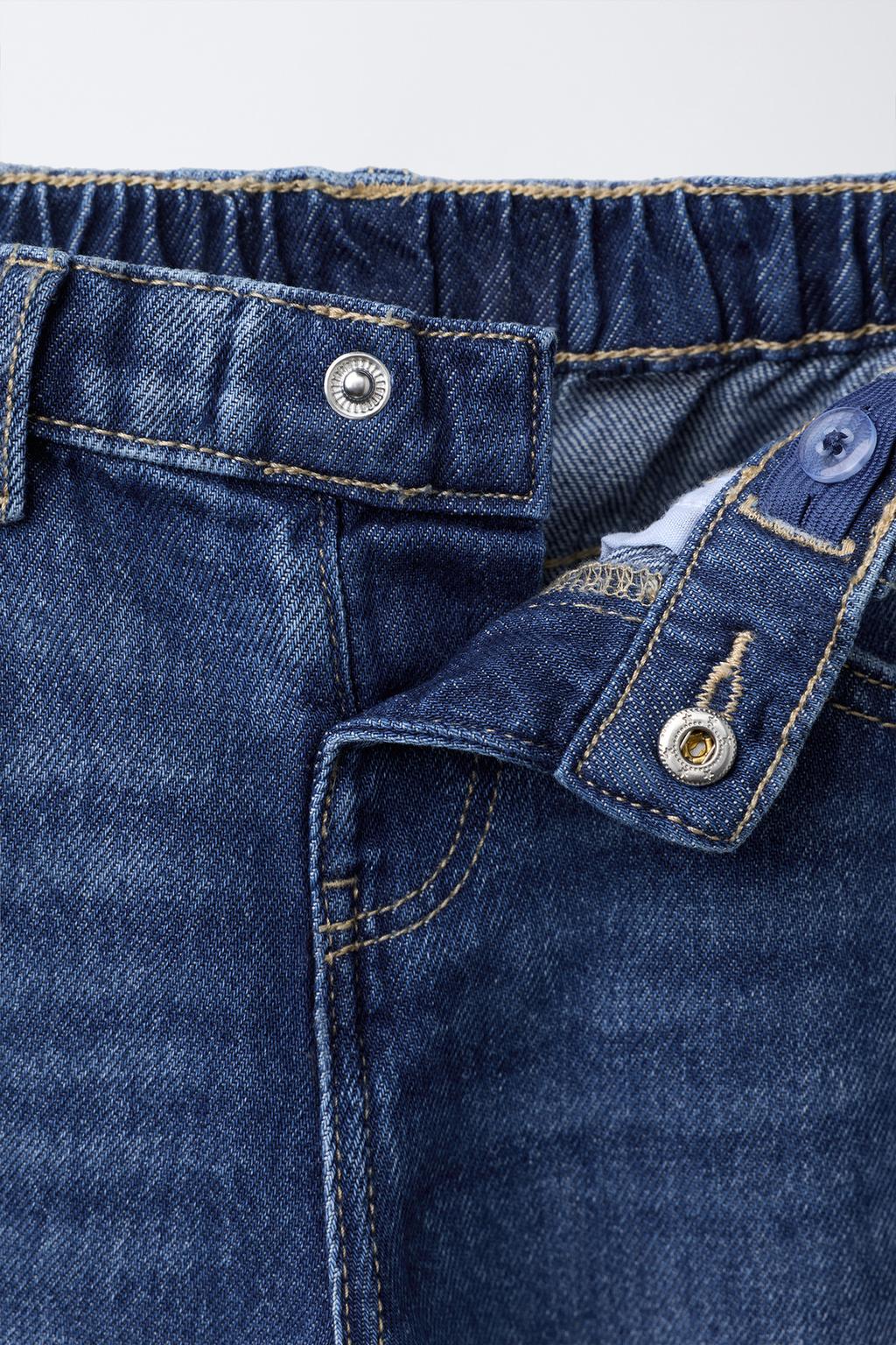 ДЖИНСЫ STRAIGHT С ЗАПЛАТАМИ, ЗВЕЗДАМИ И АНИМАЛИСТИЧЕСКИМ ПРИНТОМ