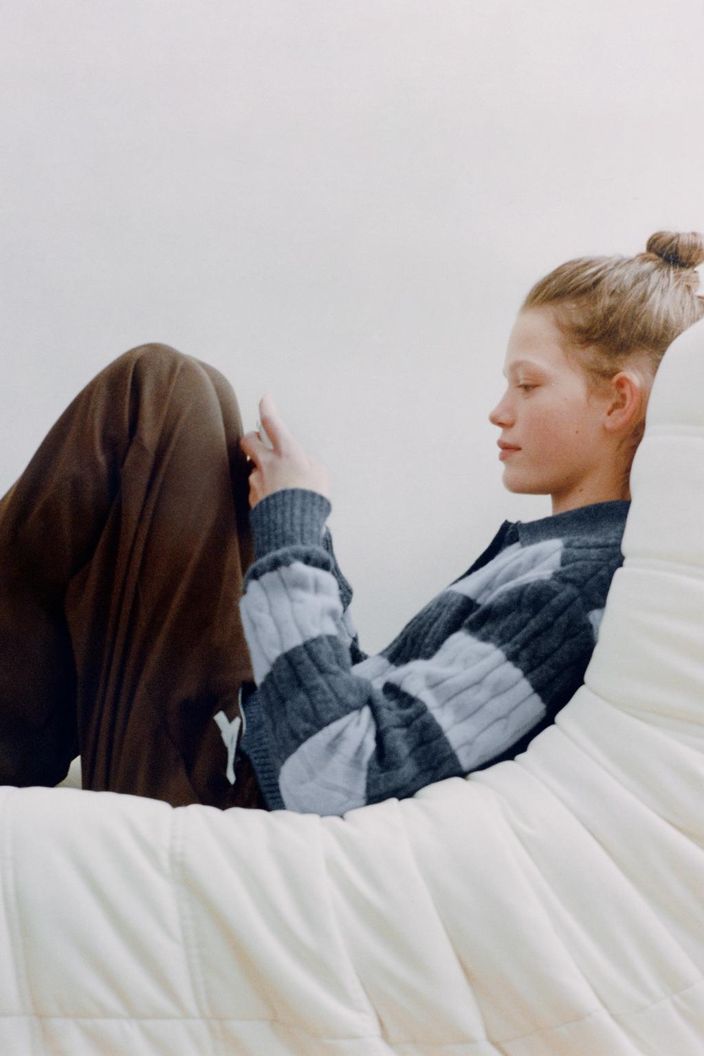 СВИТЕР-ПОЛО В ПОЛОСКУ С УЗОРОМ «КОСЫ»