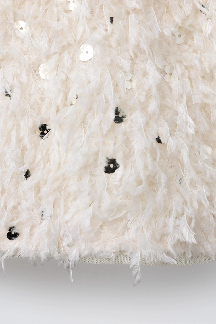 ФУТБОЛКА С ПЕРЬЯМИ И ПАЙЕТКАМИ