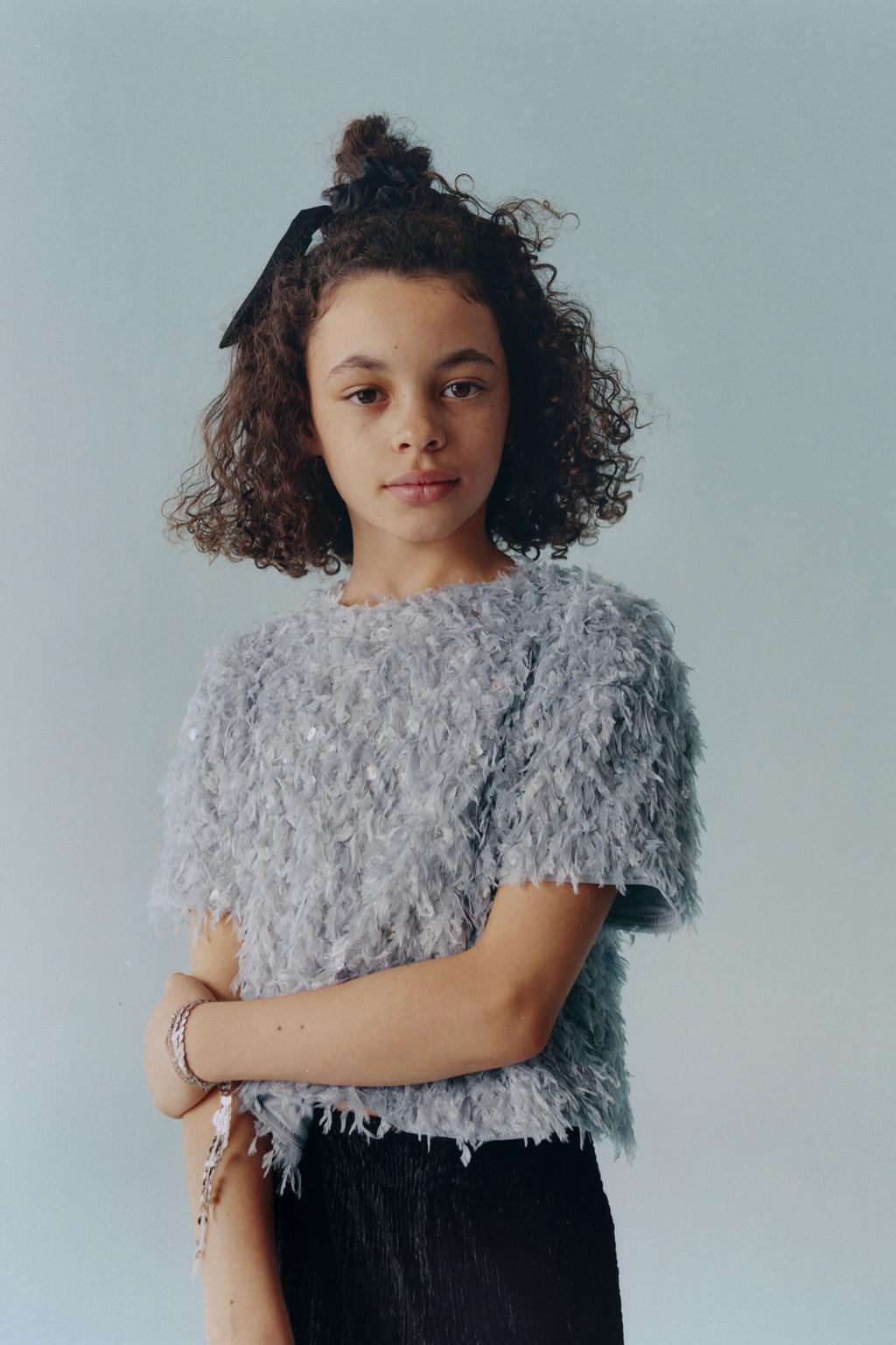 ФУТБОЛКА С ПЕРЬЯМИ И ПАЙЕТКАМИ