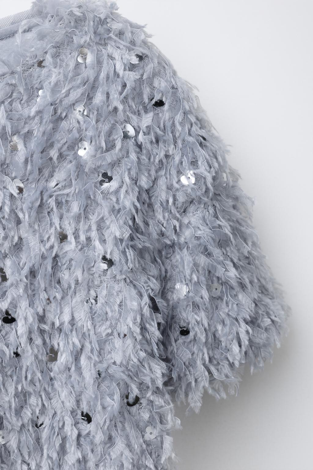 ФУТБОЛКА С ПЕРЬЯМИ И ПАЙЕТКАМИ