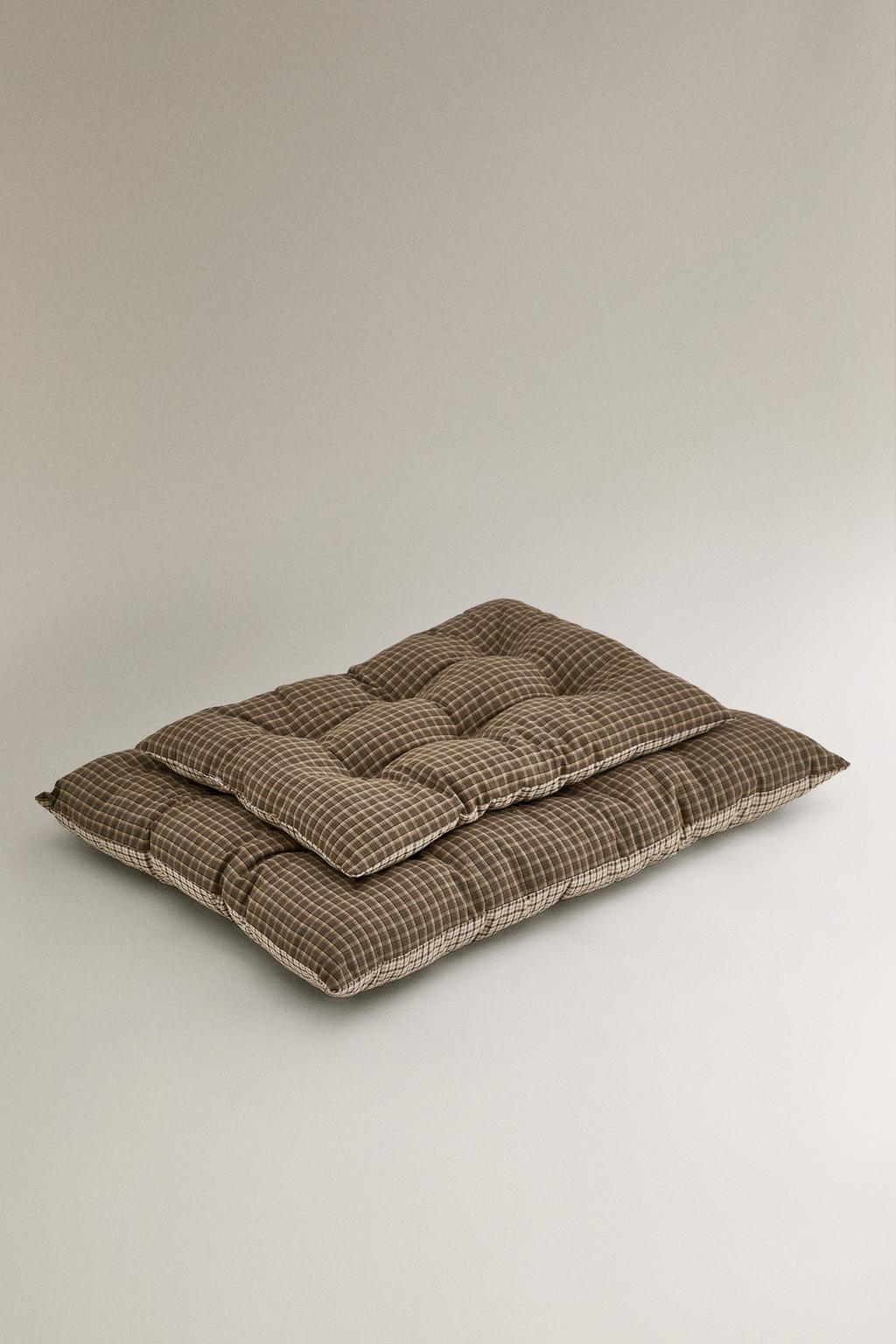 Верхняя одежда для питомца в клетчатом дизайне