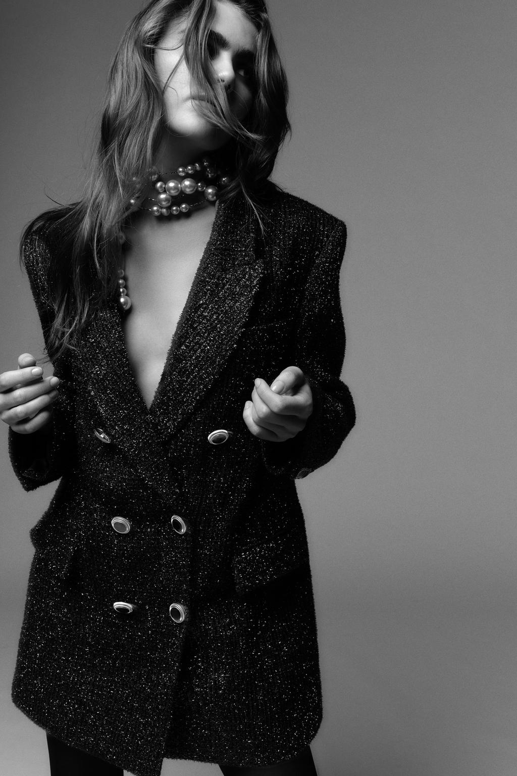 ДВУБОРТНЫЙ БЛЕЙЗЕР С МЕТАЛЛИЗИРОВАННОЙ НИТЬЮ