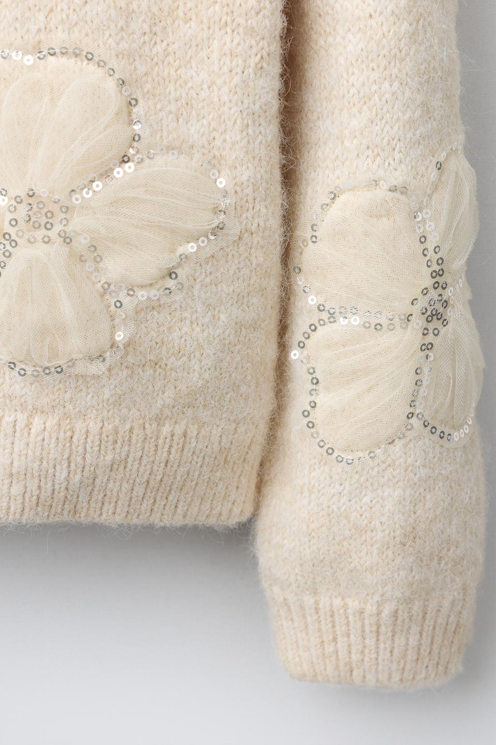 ДЖЕМПЕР ВЯЗАНЫЙ, ЦВЕТЫ ИЗ ТЮЛЯ И ПАЙЕТКИ