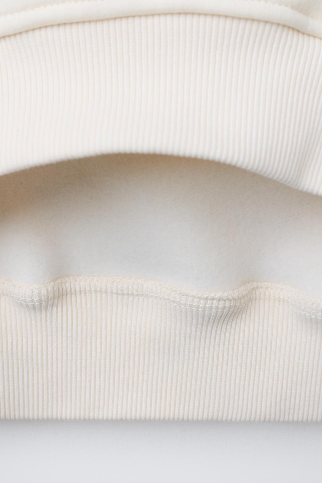 ТОЛСТОВКА С ЦВЕТОЧНЫМИ БУСИНАМИ