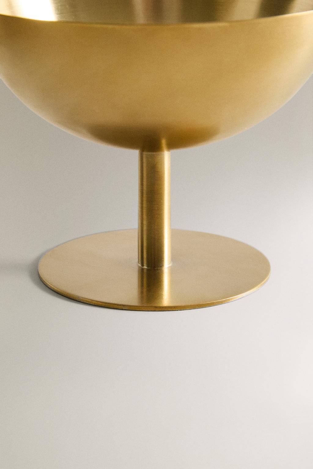 Короткий золотой металлический бокал для вина