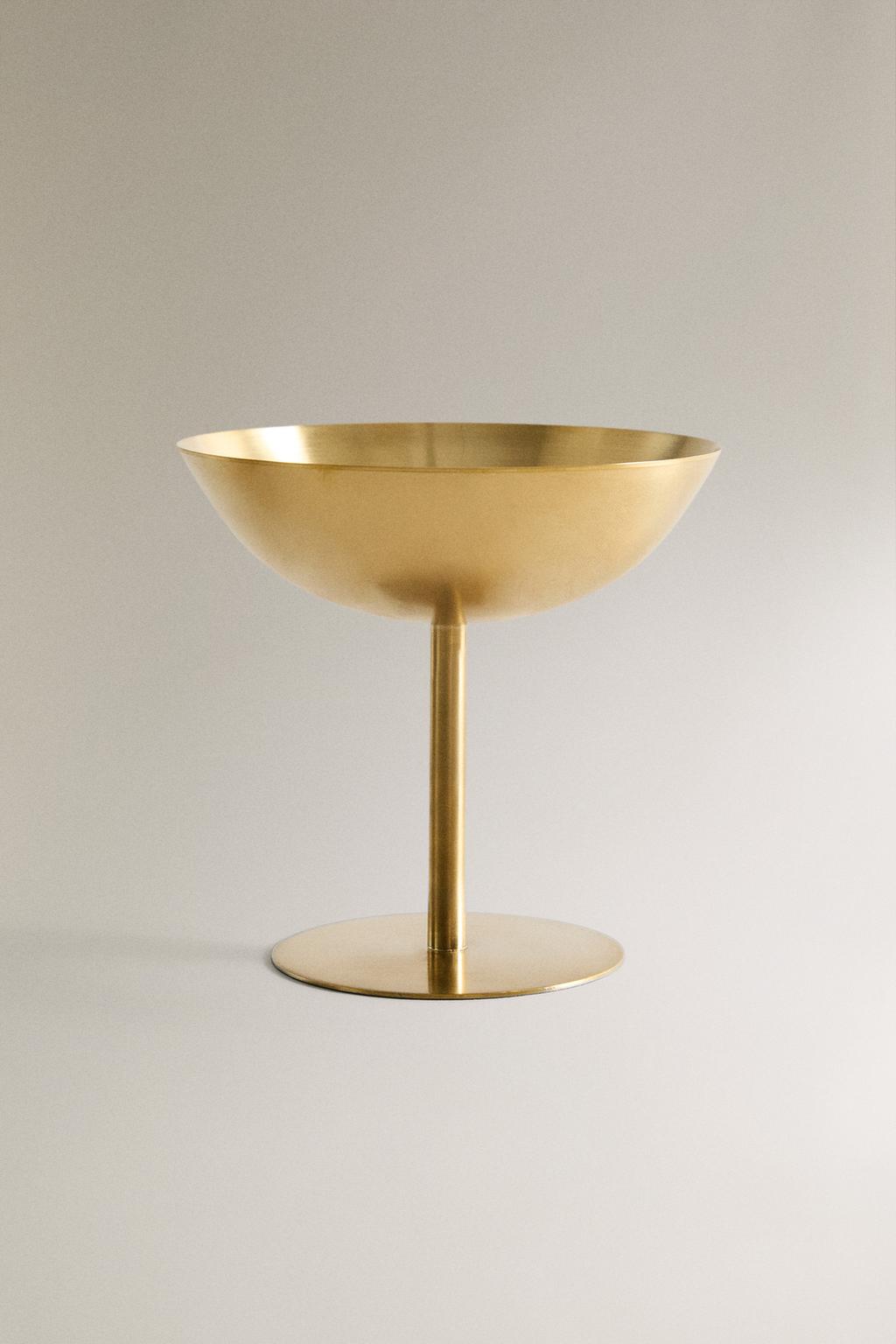 Высокий золотой металлический бокал для вина