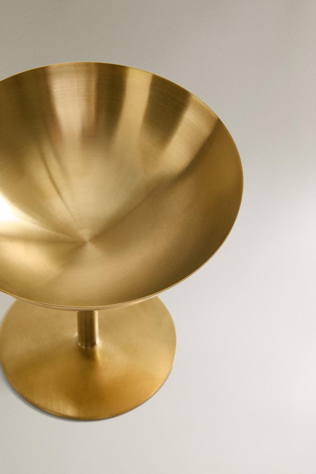 Высокий золотой металлический бокал для вина