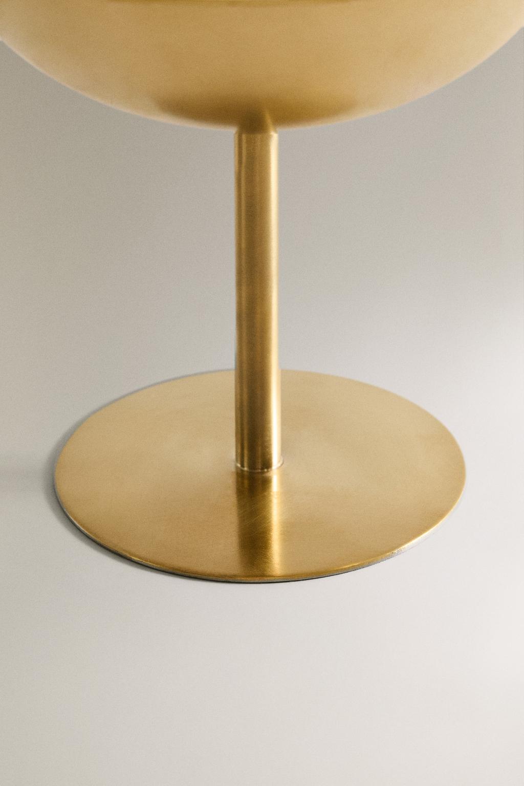 Высокий золотой металлический бокал для вина