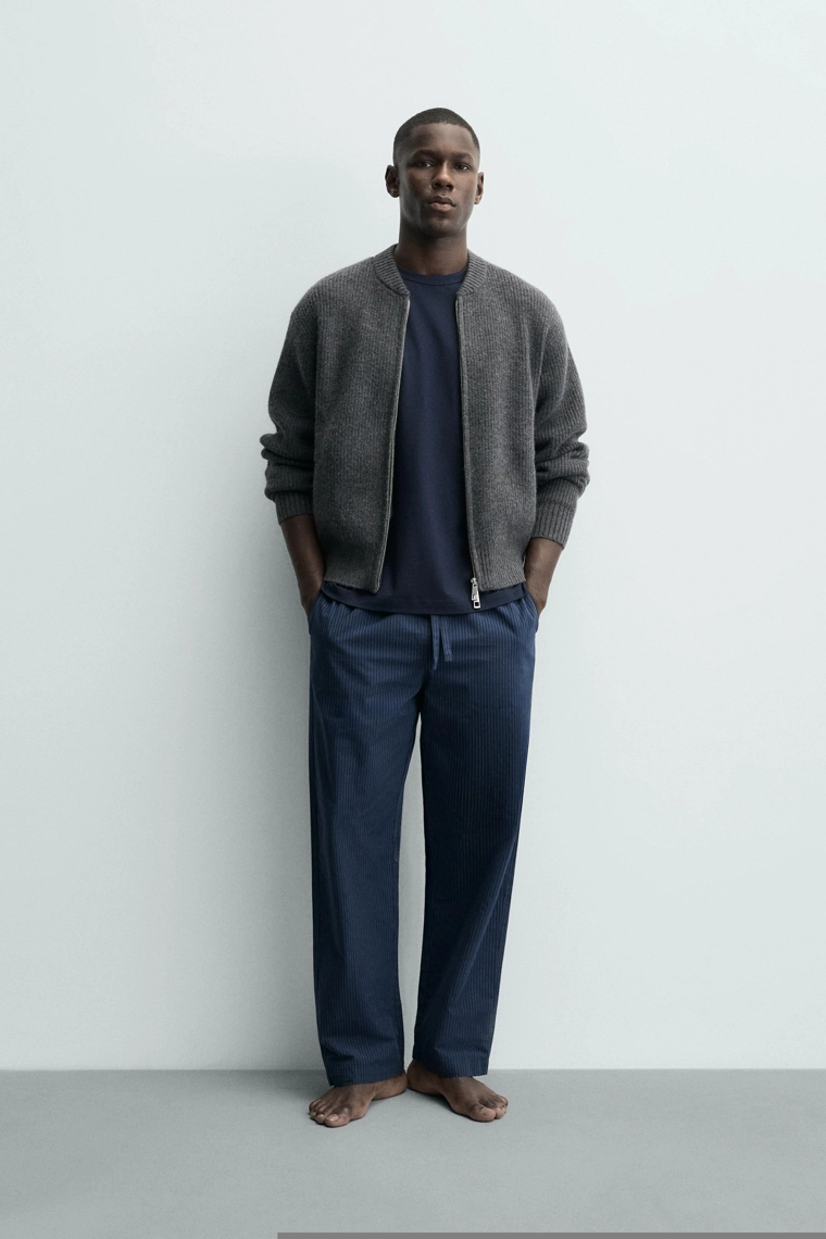 СВОБОДНАЯ ПИЖАМА С КОНТРАСТНЫМИ ДЕТАЛЯМИ