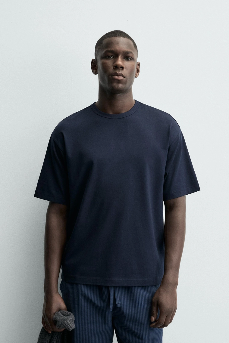 СВОБОДНАЯ ПИЖАМА С КОНТРАСТНЫМИ ДЕТАЛЯМИ