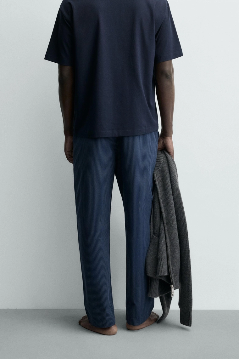 СВОБОДНАЯ ПИЖАМА С КОНТРАСТНЫМИ ДЕТАЛЯМИ