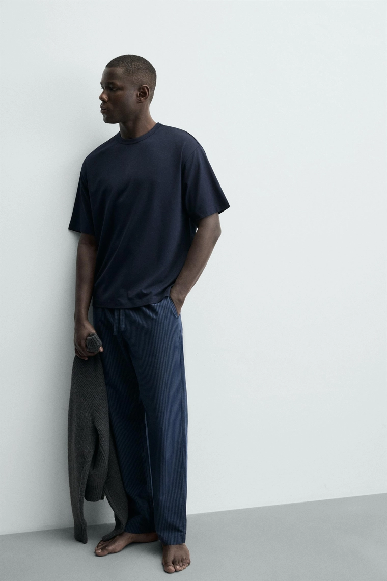 СВОБОДНАЯ ПИЖАМА С КОНТРАСТНЫМИ ДЕТАЛЯМИ