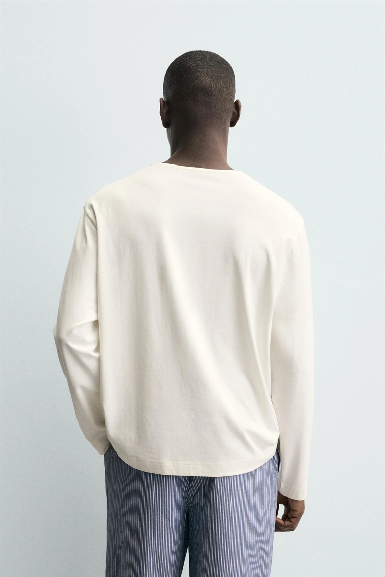 КОНТРАСТНАЯ ПИЖАМА ИЗ СТРУЯЩЕЙСЯ ТКАНИ