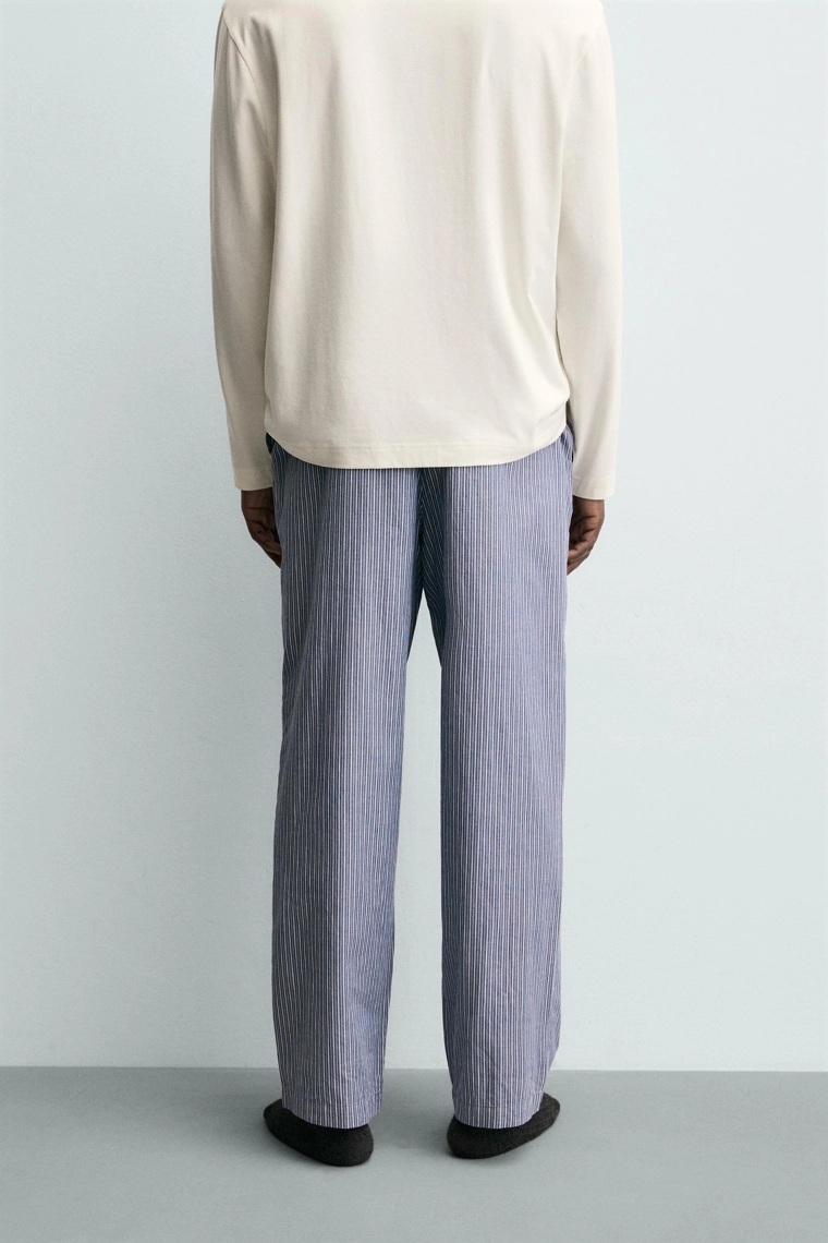 КОНТРАСТНАЯ ПИЖАМА ИЗ СТРУЯЩЕЙСЯ ТКАНИ