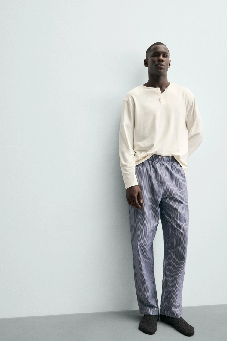 КОНТРАСТНАЯ ПИЖАМА ИЗ СТРУЯЩЕЙСЯ ТКАНИ