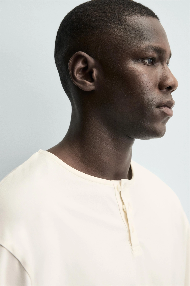 КОНТРАСТНАЯ ПИЖАМА ИЗ СТРУЯЩЕЙСЯ ТКАНИ