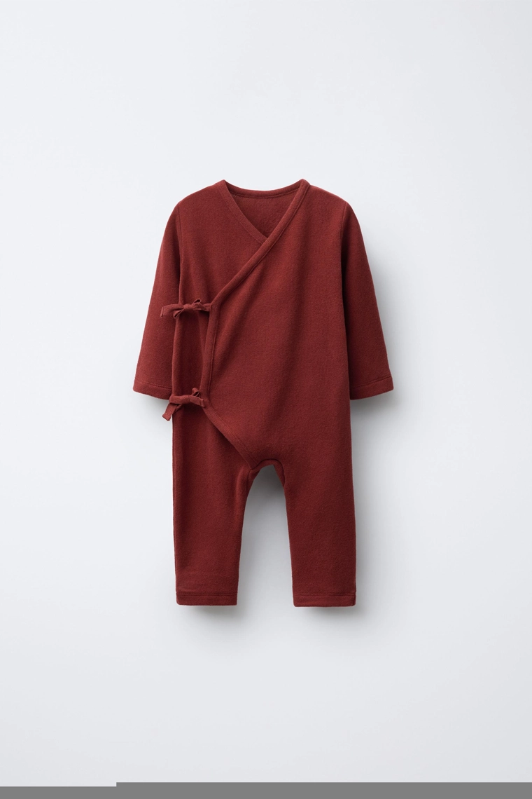 Комбинезон из мягкого материала с завязками