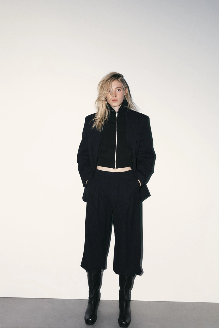 БРЮКИ-ДЖОГГЕРЫ В ТОНКУЮ ПОЛОСКУ СО СКЛАДКАМИ