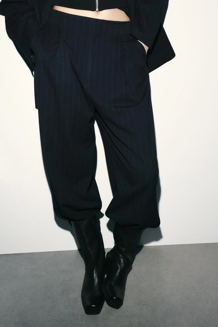 БРЮКИ-ДЖОГГЕРЫ В ТОНКУЮ ПОЛОСКУ СО СКЛАДКАМИ