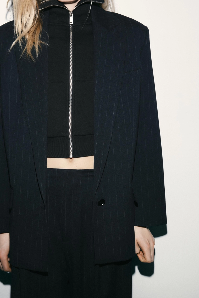 БРЮКИ-ДЖОГГЕРЫ В ТОНКУЮ ПОЛОСКУ СО СКЛАДКАМИ