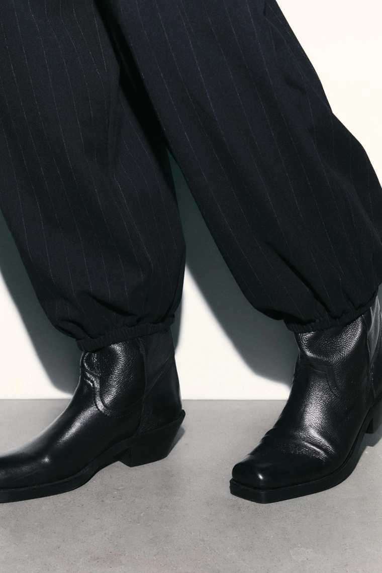 БРЮКИ-ДЖОГГЕРЫ В ТОНКУЮ ПОЛОСКУ СО СКЛАДКАМИ