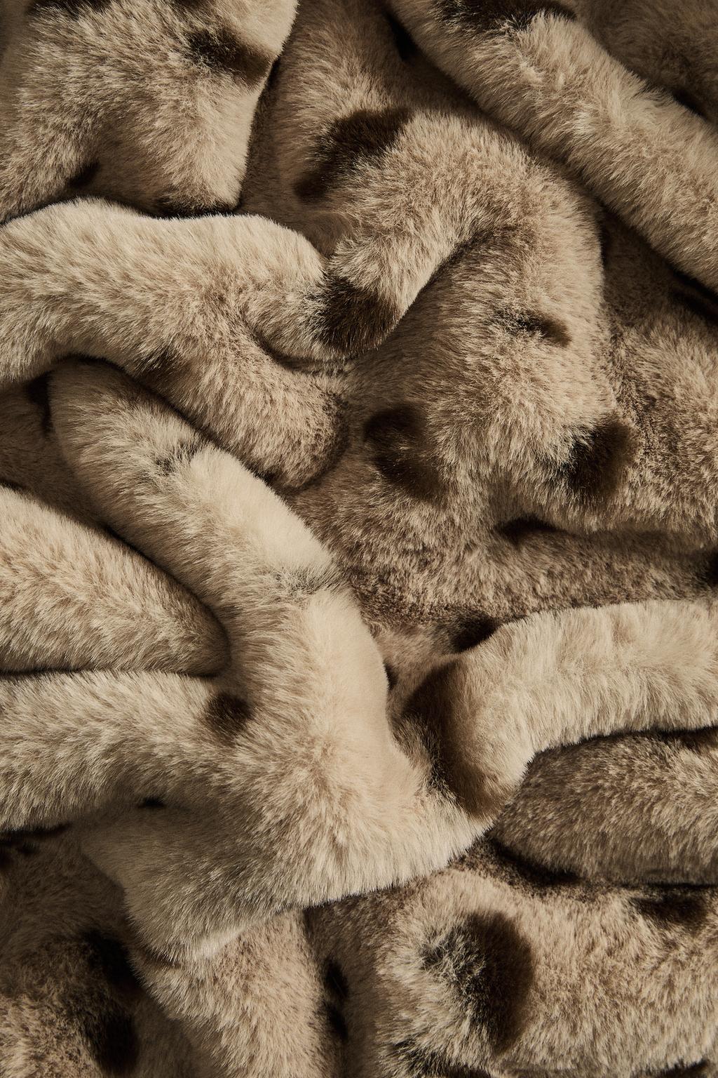 Плед из искусственного меха с животным принтом