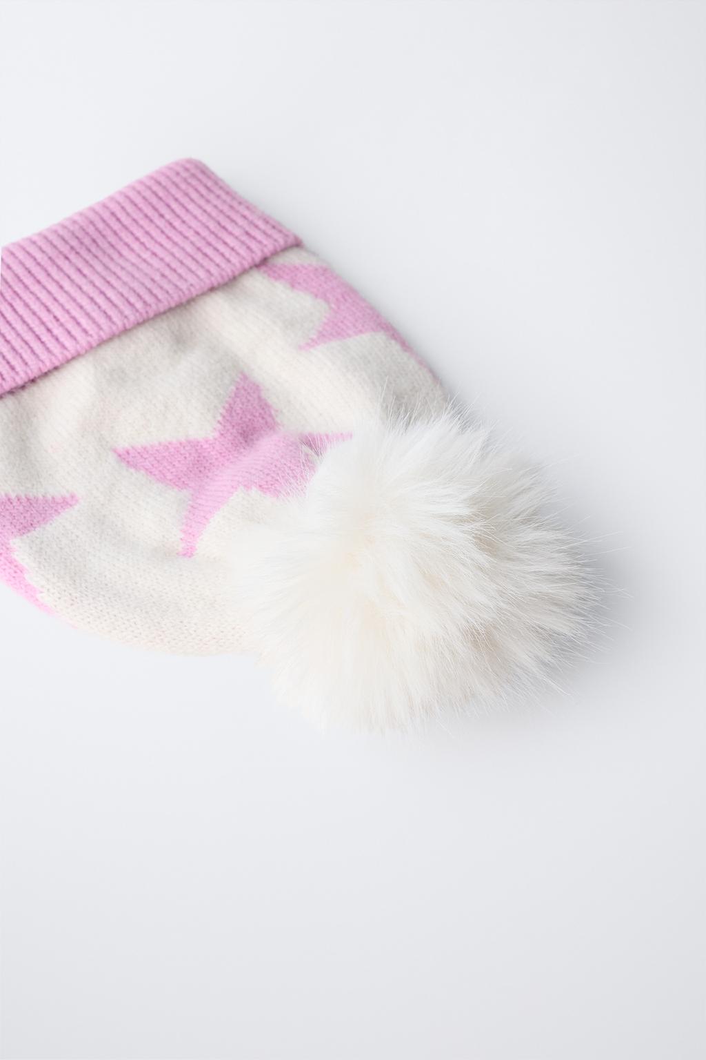 ТРИКОТАЖНАЯ ШАПКА СО ЗВЕЗДАМИ И ПОМПОНОМ