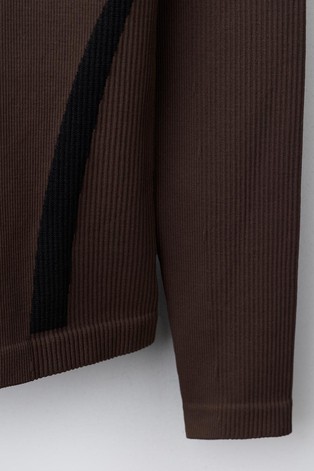 БЕСШОВНЫЙ ЛОНГСЛИВ С КОНТРАСТНЫМИ ДЕТАЛЯМИ ИЗ ЛЫЖНОЙ КОЛЛЕКЦИИ