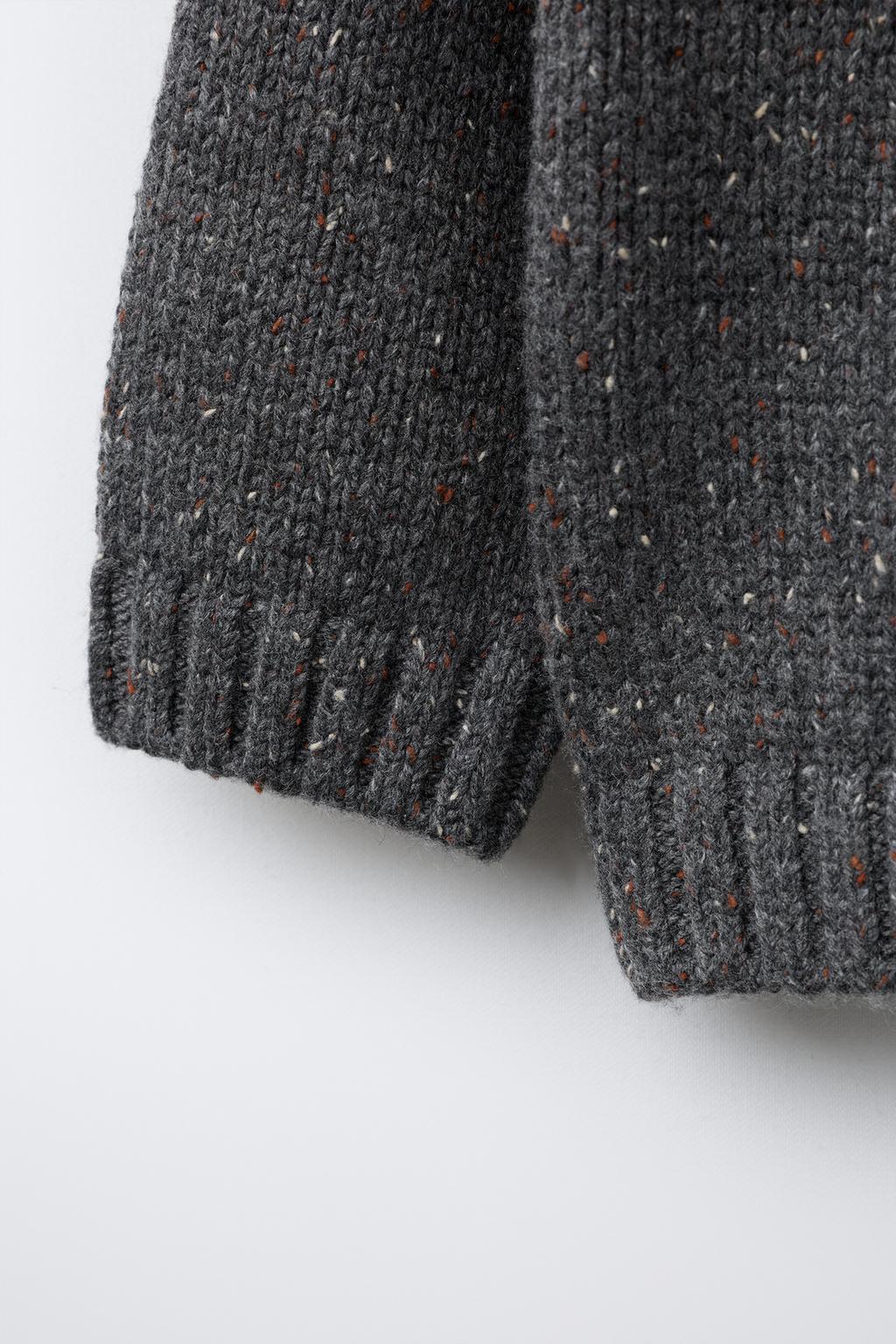 ЖАККАРДОВЫЙ СВИТЕР С ТАКСОЙ