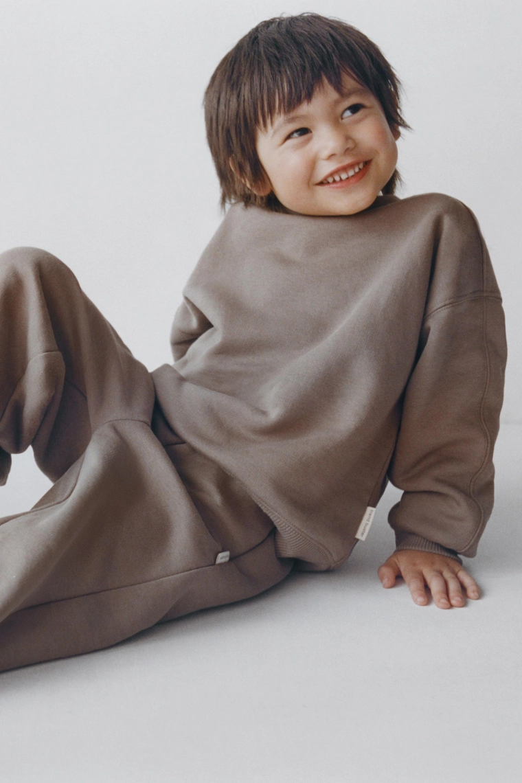 БАЗОВЫЙ КОМПЛЕКТ ДЛЯ БЕГА: ТОЛСТОВКА И БРЮКИ-ДЖОГГЕРЫ С НАШИВКОЙ