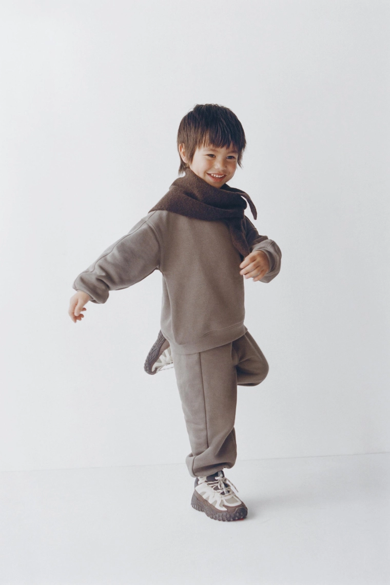 БАЗОВЫЙ КОМПЛЕКТ ДЛЯ БЕГА: ТОЛСТОВКА И БРЮКИ-ДЖОГГЕРЫ С НАШИВКОЙ