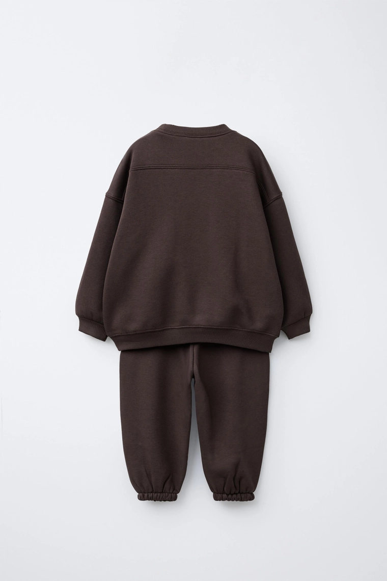 БАЗОВЫЙ КОМПЛЕКТ ДЛЯ БЕГА: ТОЛСТОВКА И БРЮКИ-ДЖОГГЕРЫ С НАШИВКОЙ