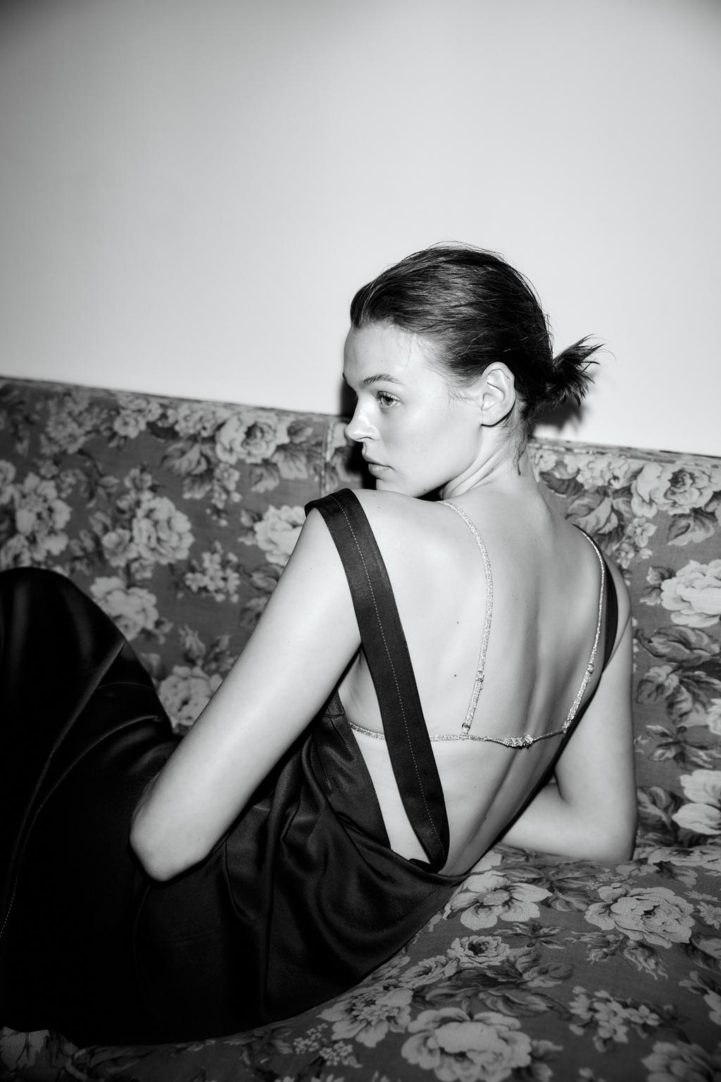 АТЛАСНОЕ ПЛАТЬЕ С КОНТРАСТНЫМИ ШВАМИ