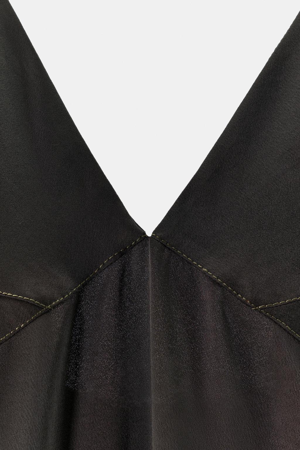 АТЛАСНОЕ ПЛАТЬЕ С КОНТРАСТНЫМИ ШВАМИ