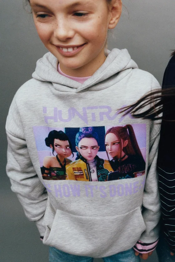 ХУДИ С ПРИНТОМ KPOP DEMON HUNTERS™ NETFLIX ©