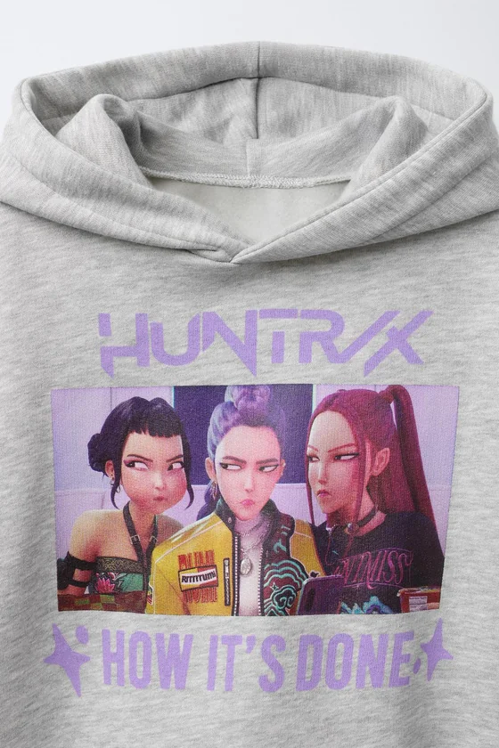 ХУДИ С ПРИНТОМ KPOP DEMON HUNTERS™ NETFLIX ©