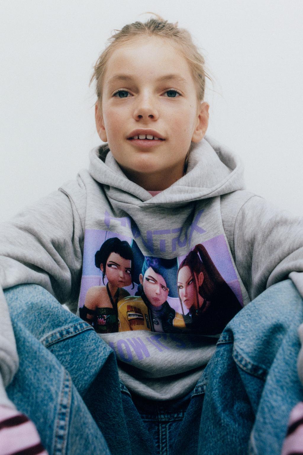 ХУДИ С ПРИНТОМ KPOP DEMON HUNTERS™ NETFLIX ©