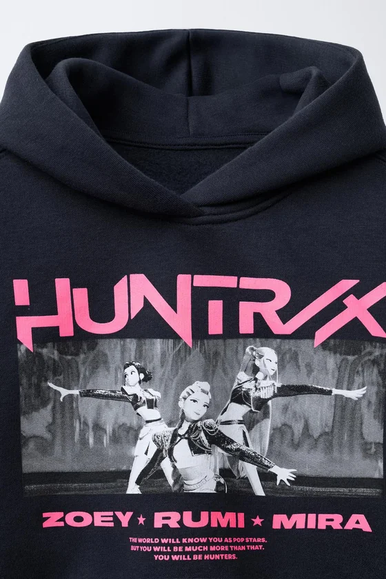 ХУДИ С ПРИНТОМ KPOP DEMON HUNTERS™ NETFLIX ©