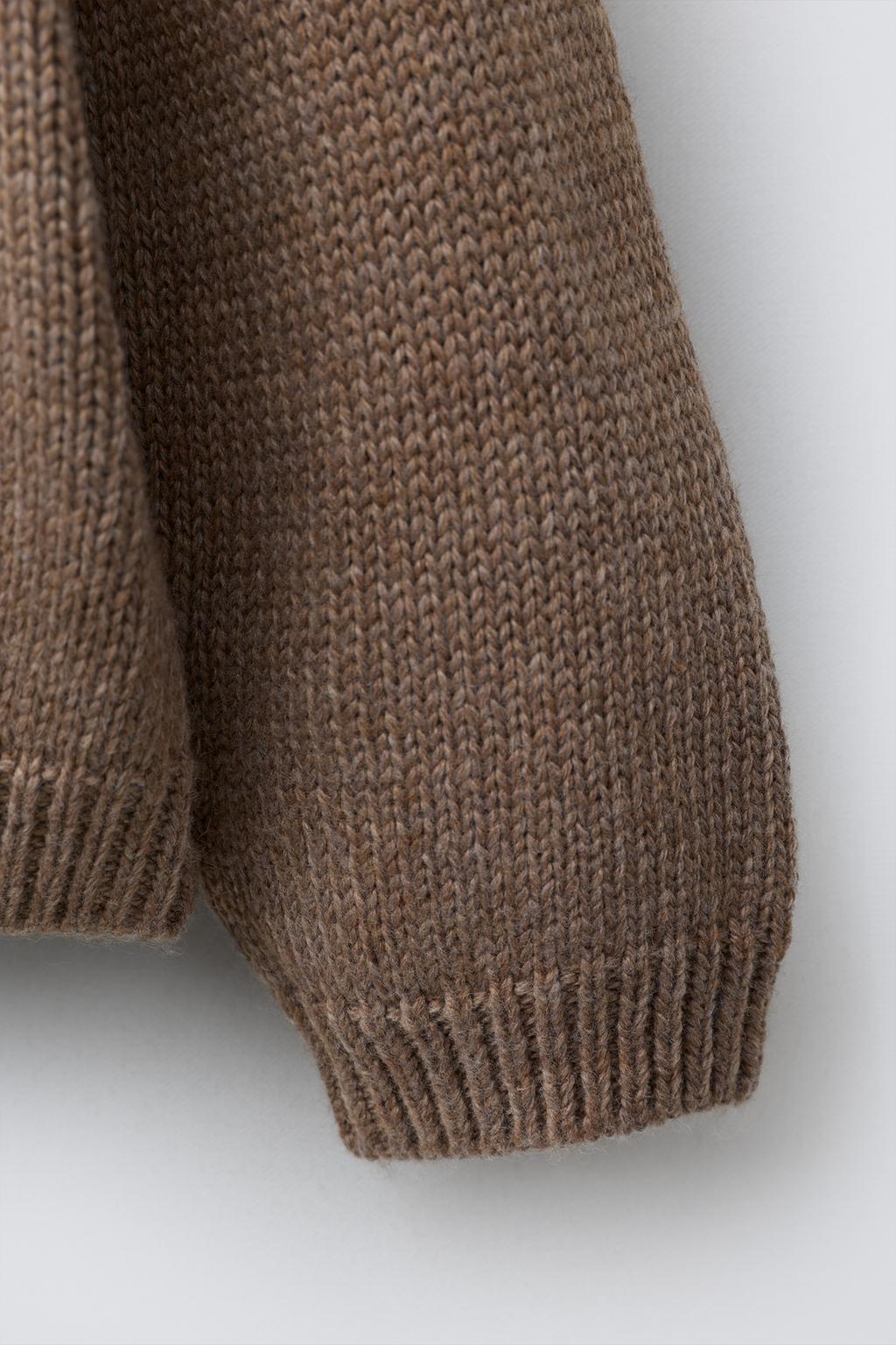 ВЯЗАНЫЙ ДЖЕМПЕР С КОНТРАСТНЫМИ СЕРДЦАМИ