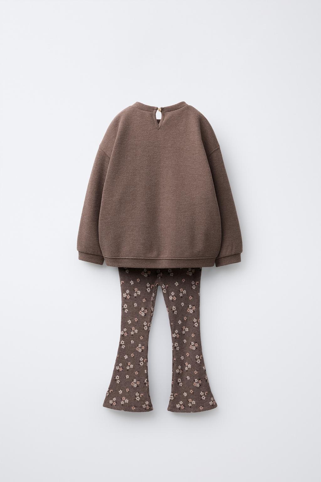 КОМПЛЕКТ ИЗ ФУТБОЛКИ И РАСКЛЕШЕННЫХ ЛЕГИНСОВ ИЗ МЯГКОЙ ТКАНИ