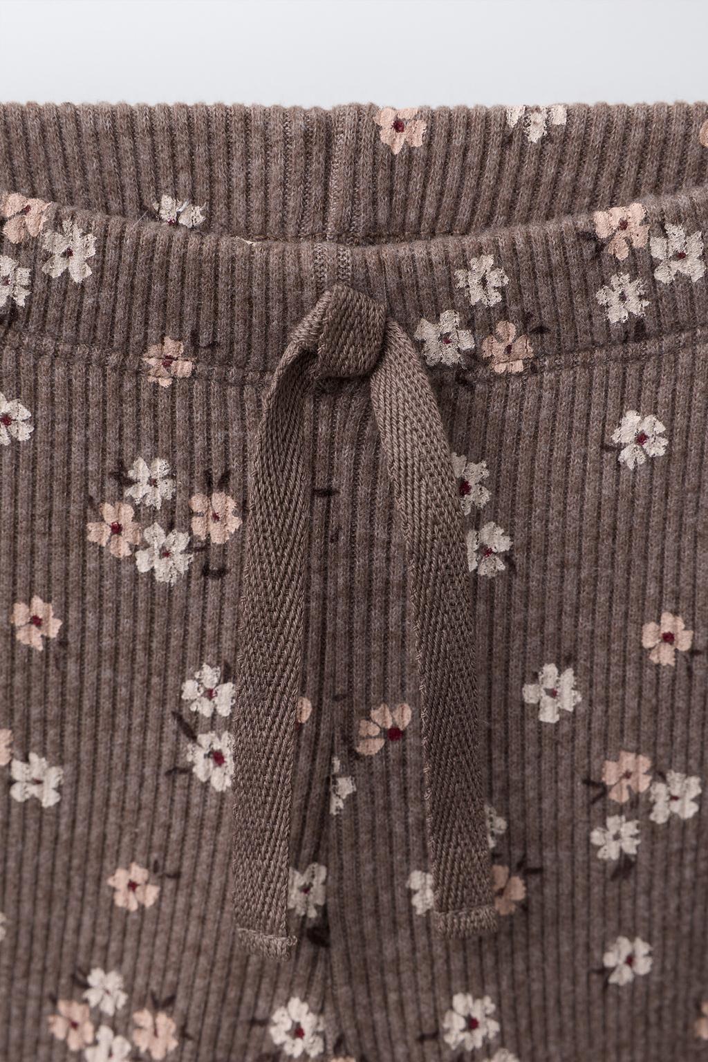 КОМПЛЕКТ ИЗ ФУТБОЛКИ И РАСКЛЕШЕННЫХ ЛЕГИНСОВ ИЗ МЯГКОЙ ТКАНИ