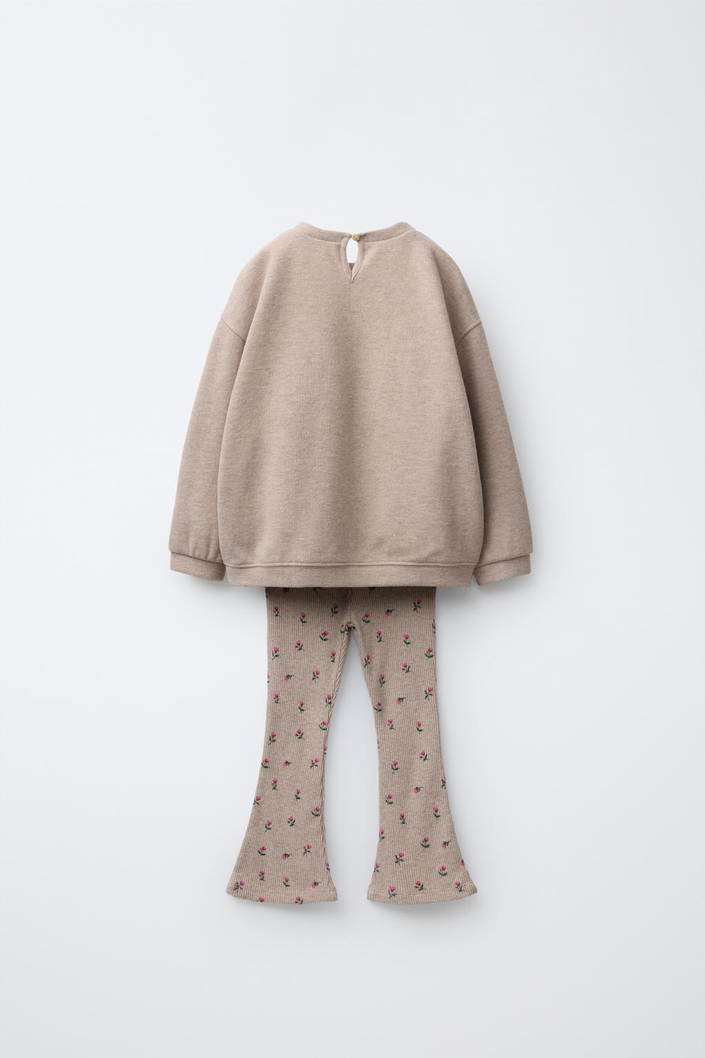 КОМПЛЕКТ ИЗ ФУТБОЛКИ И РАСКЛЕШЕННЫХ ЛЕГИНСОВ ИЗ МЯГКОЙ ТКАНИ