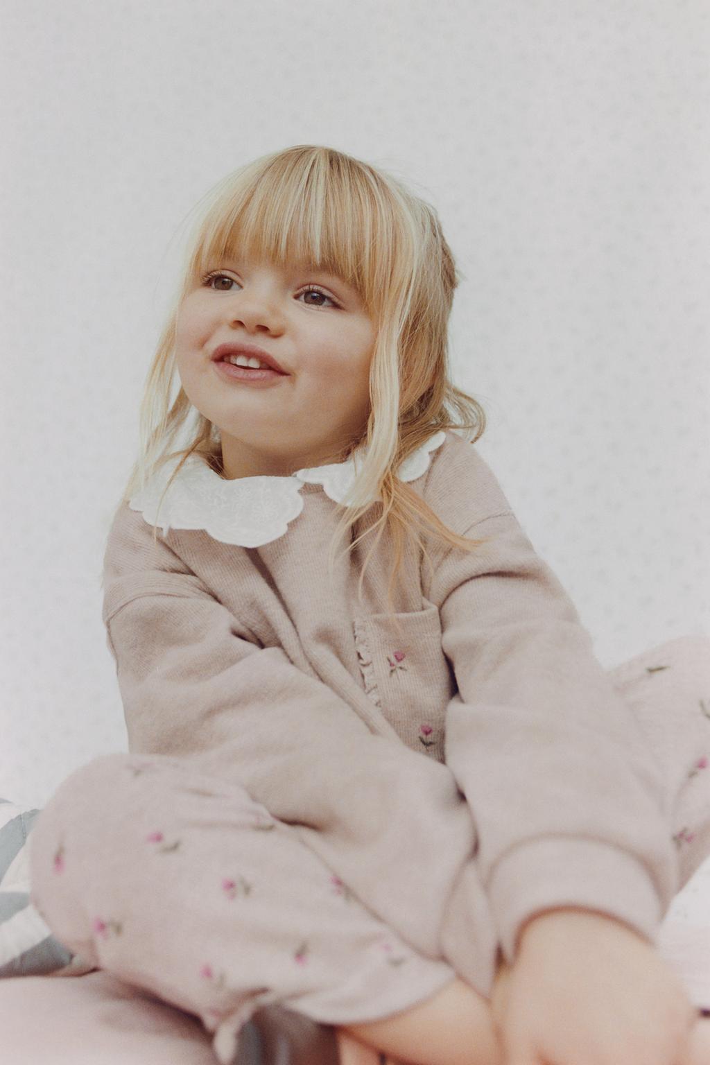 КОМПЛЕКТ ИЗ ФУТБОЛКИ И РАСКЛЕШЕННЫХ ЛЕГИНСОВ ИЗ МЯГКОЙ ТКАНИ