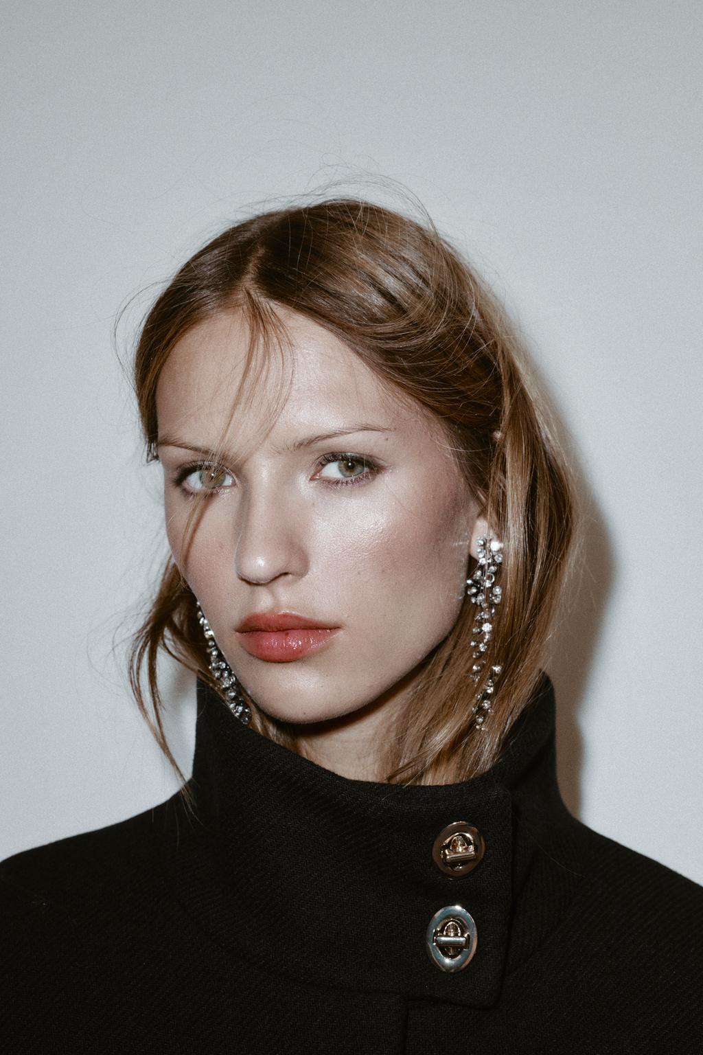 КОРОТКОЕ ПАЛЬТО-НАКИДКА С ПОЯСОМ ИЗ ШЕРСТИ