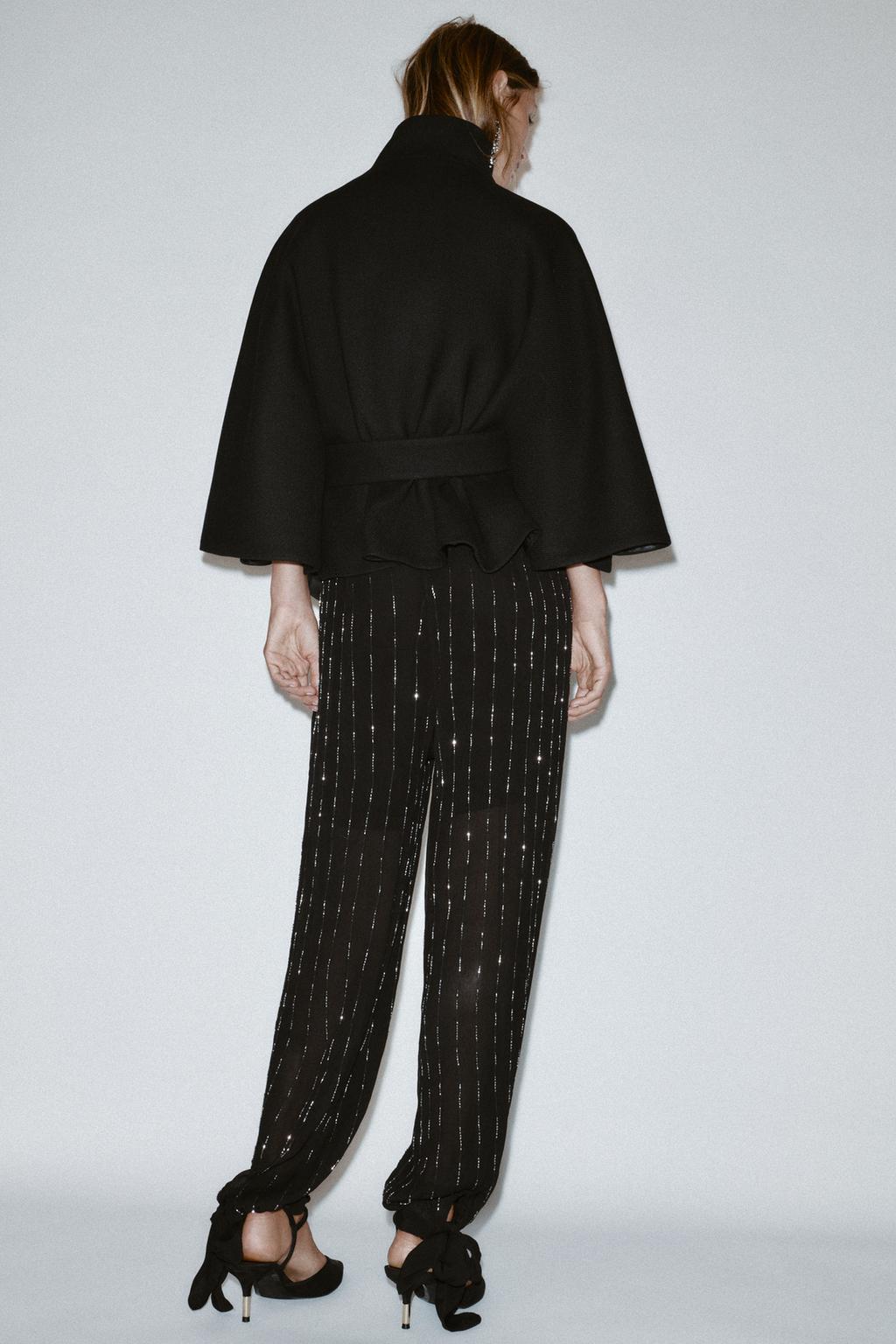 КОРОТКОЕ ПАЛЬТО-НАКИДКА С ПОЯСОМ ИЗ ШЕРСТИ