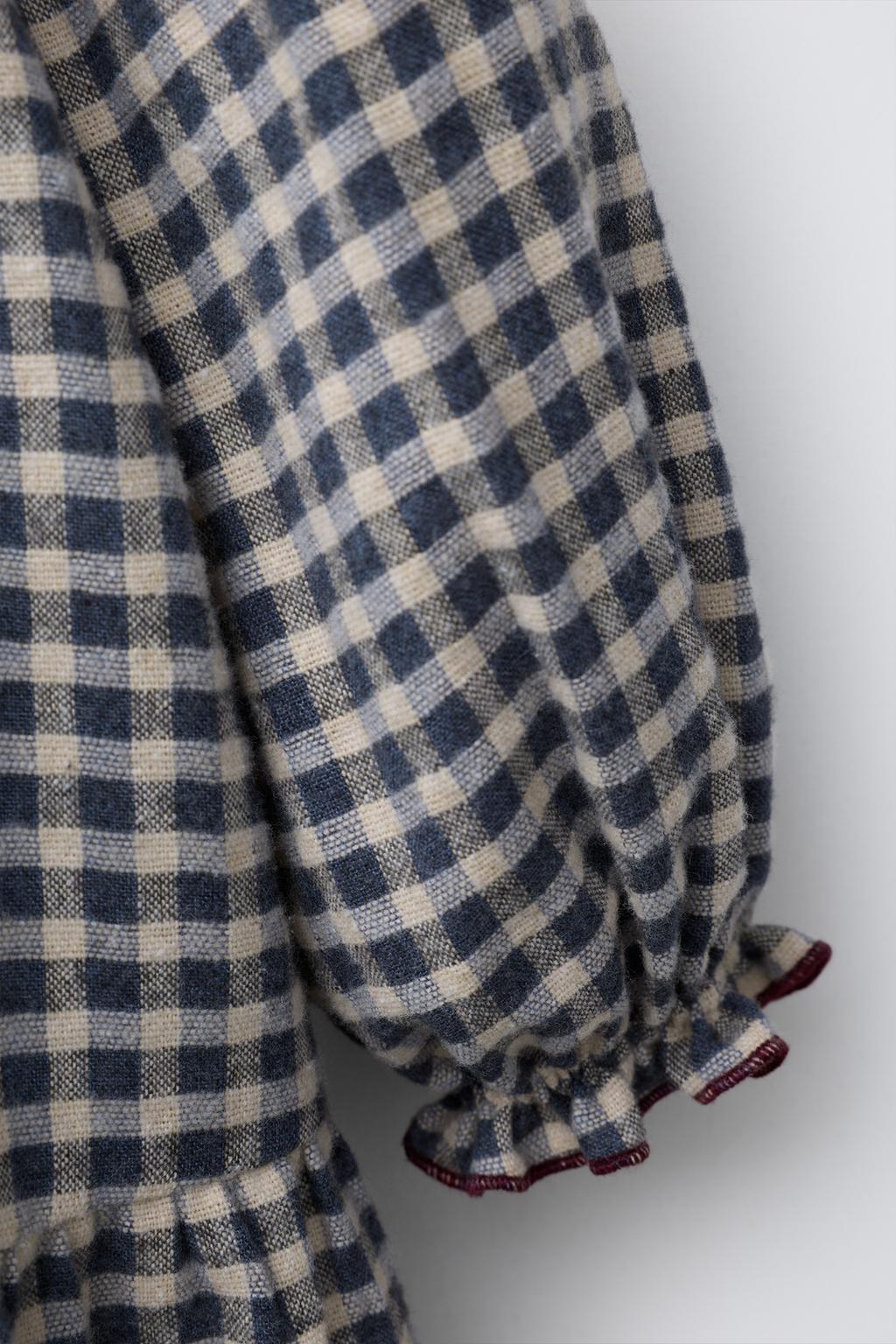 ПЛАТЬЕ В КЛЕТКУ С ВОЛНИСТОЙ ОТОРОЧКОЙ