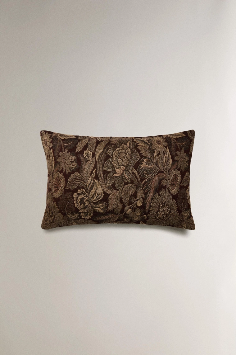 Наволочка с вышивкой цветочного узора