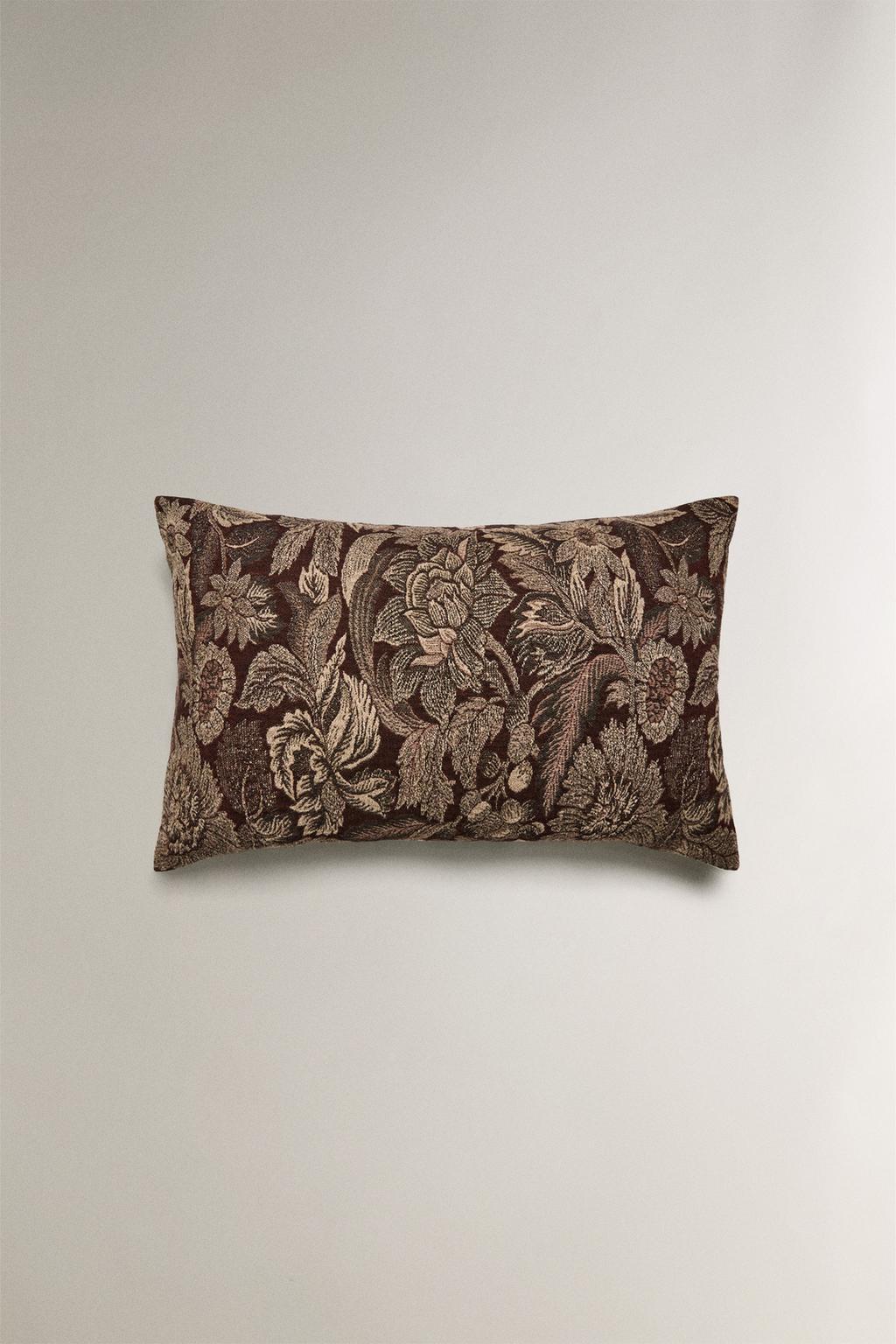 Наволочка с вышивкой цветочного узора