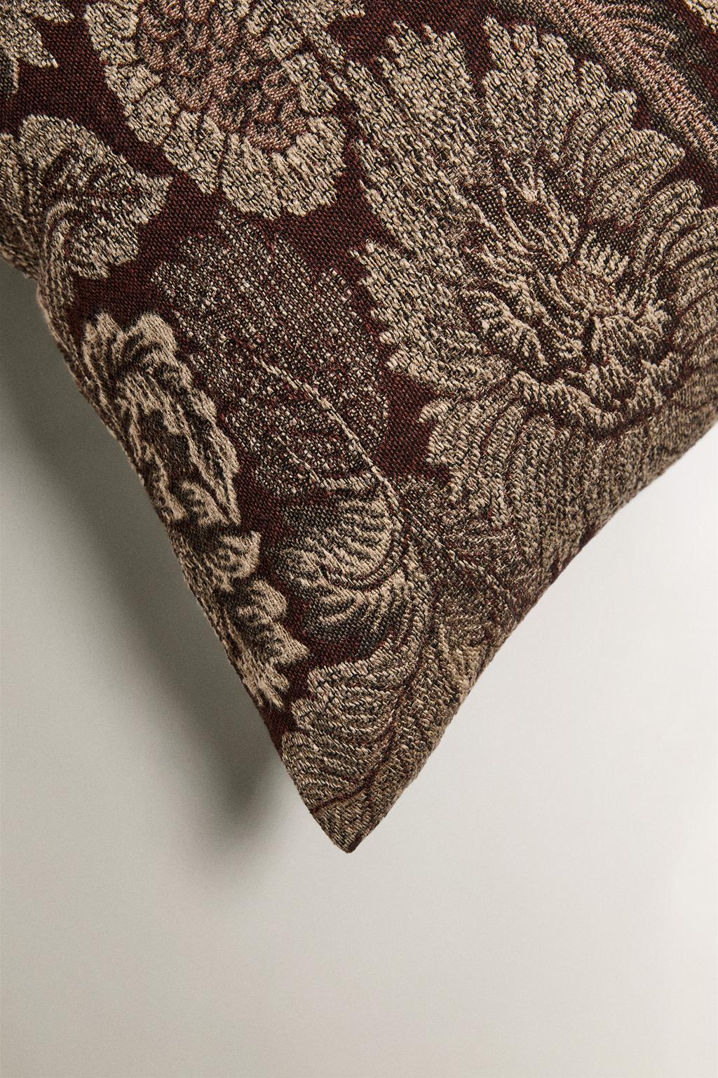 Наволочка с вышивкой цветочного узора